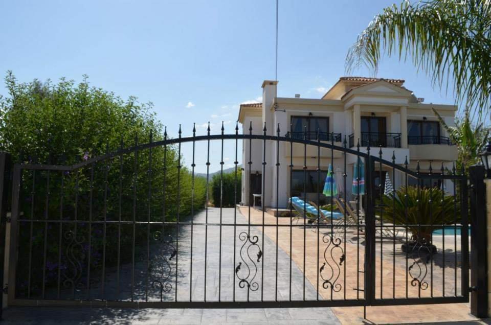 Dora' S Villa Argaka Exterior photo